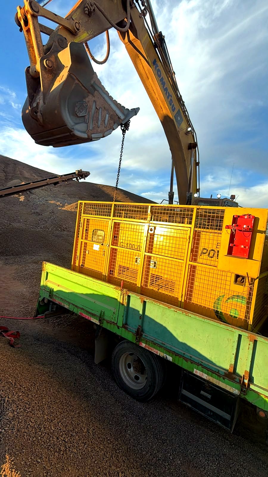 Grupo electrógeno G-100-05 cargado en faena con excavadora
