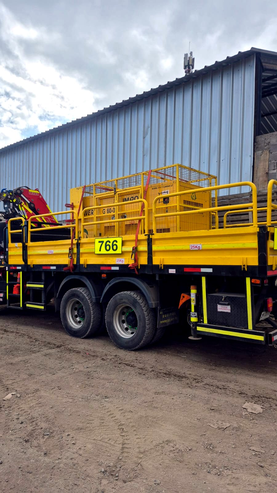 Grupo electrógeno G-60 transportado en camión pluma