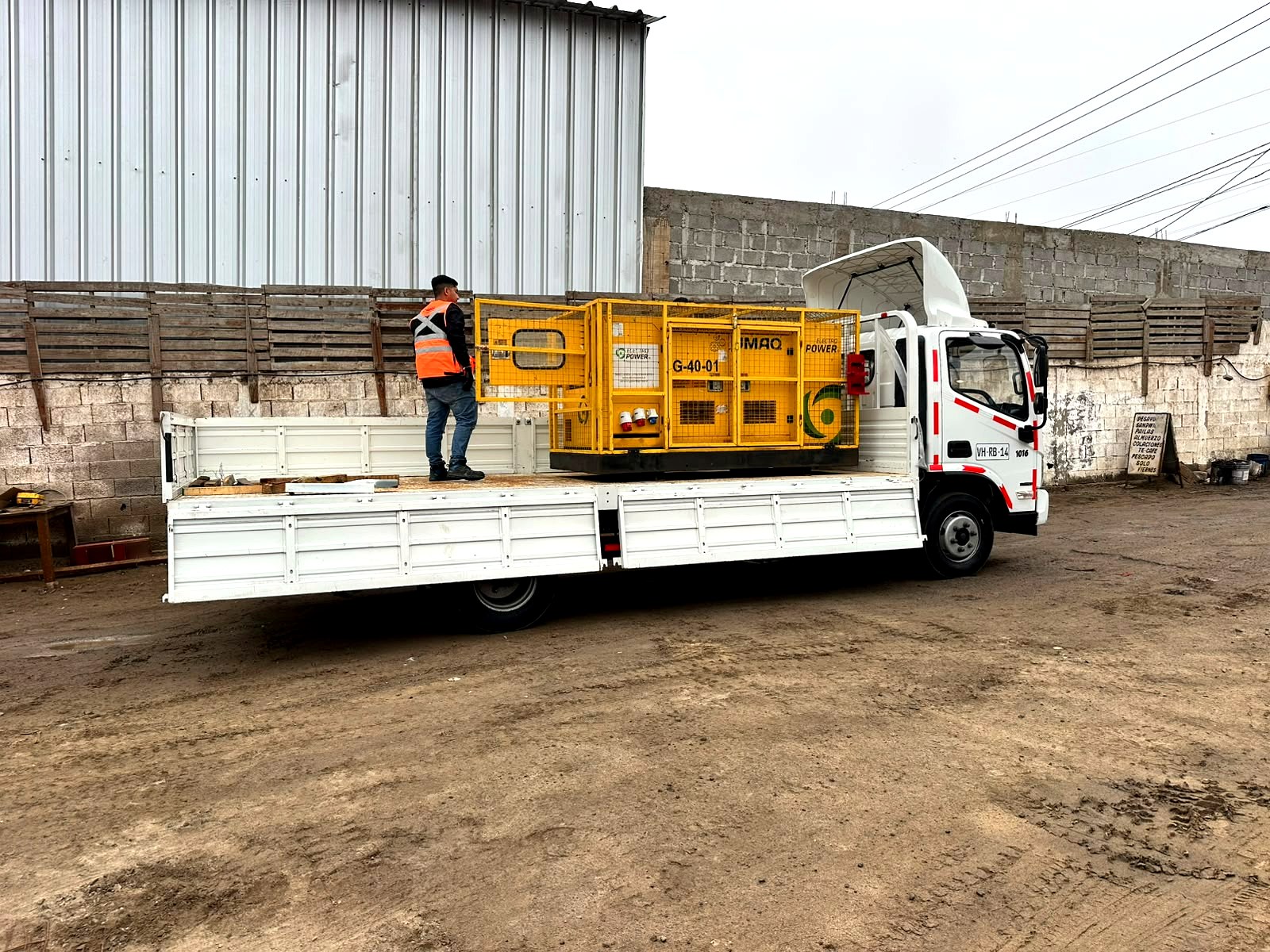 Carga de grupo electrógeno G-40-01 en camión Jmaq para entrega a cliente